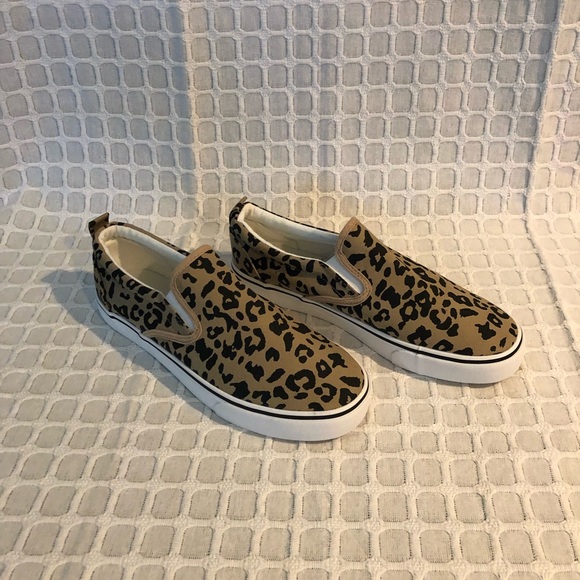 Women’s slip on canvas shoes, size 10, however, fit is more like size 9 - Picture 4 of 9